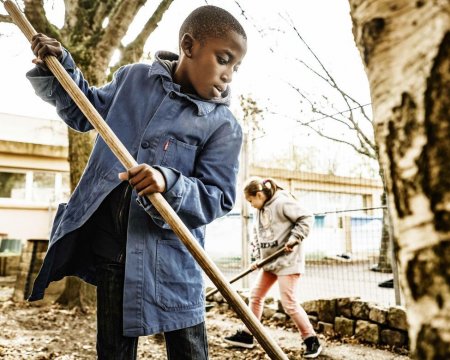 Enfant jardinant