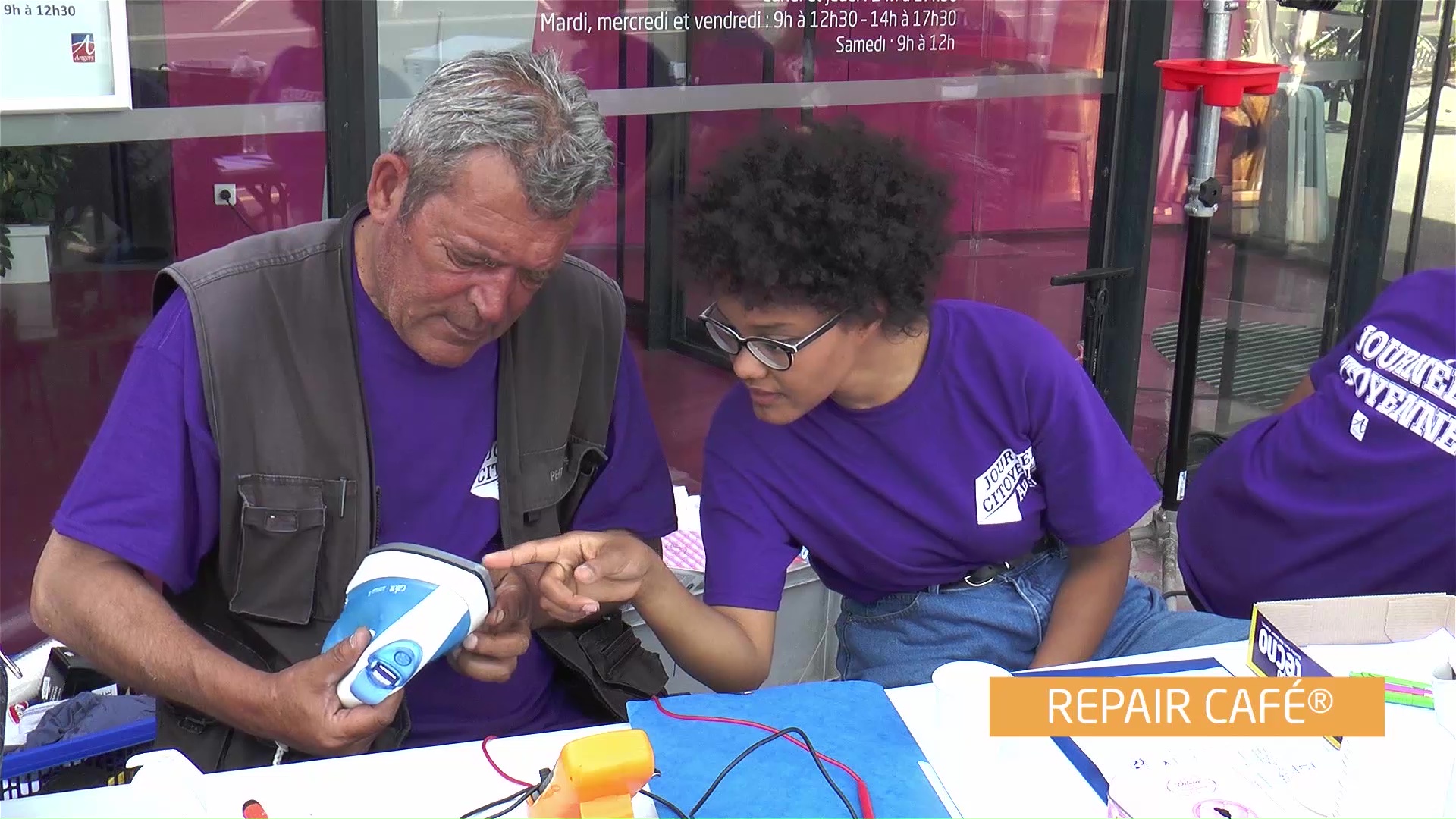 Jeune et ancien travaillent ensemble au repair café d'Angers