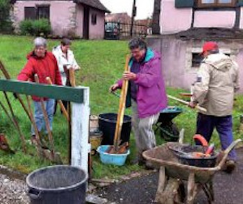 Groupe de personnes lavant les pelles
