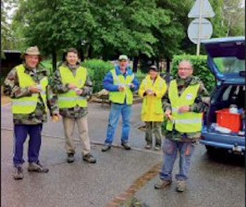 Groupe de personnes sur la route