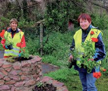 Deux personnes faisant du jardinage
