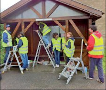 Groupe de personnes effectuant des travaux