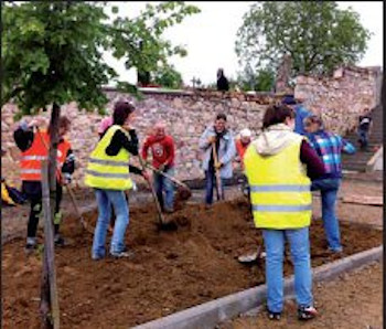Groupe de personnes faisant du jardinage