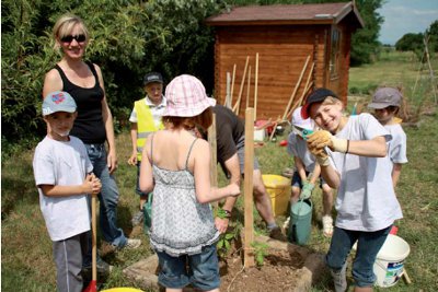 Enfants jardinant