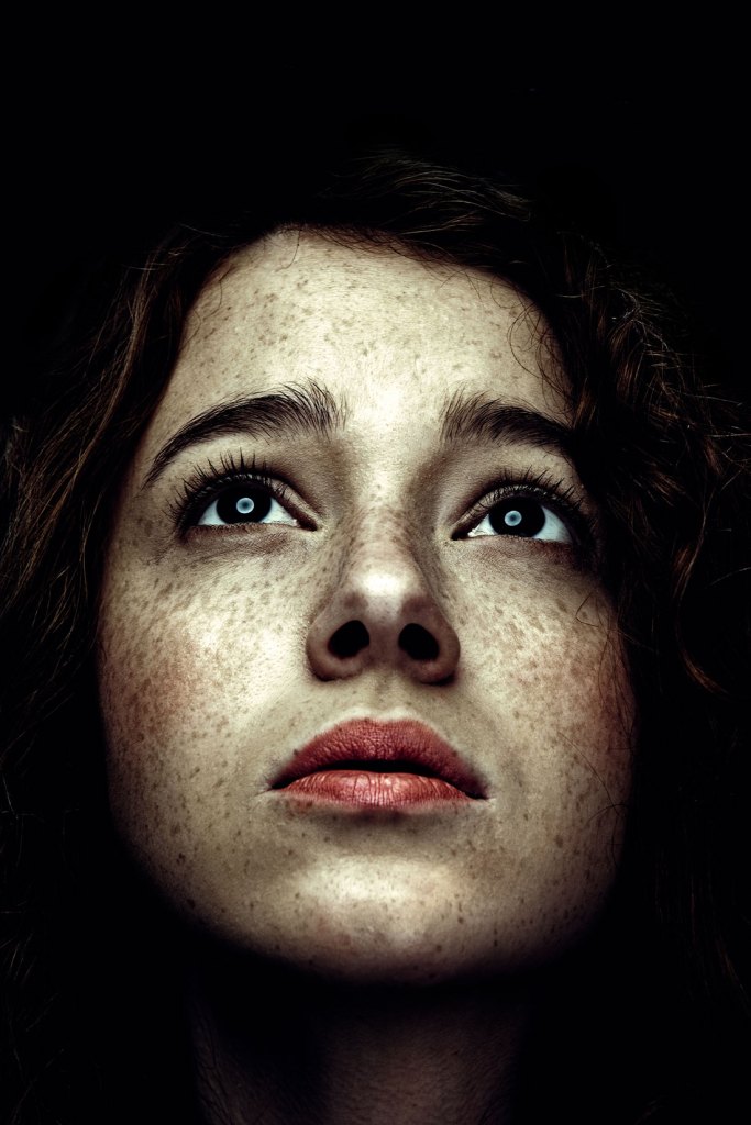 Portrait d'une jeune fille inquiète