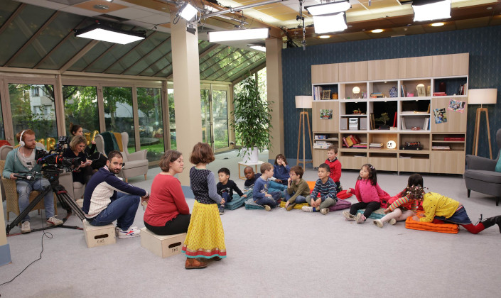 L'équipe de tournage face aux enfants assis au sol