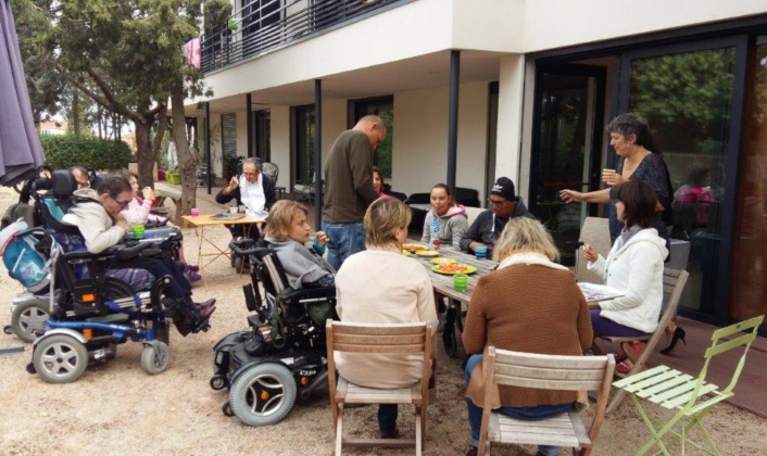 Moment convivial sur la terrasse de la Villa Sabrina
